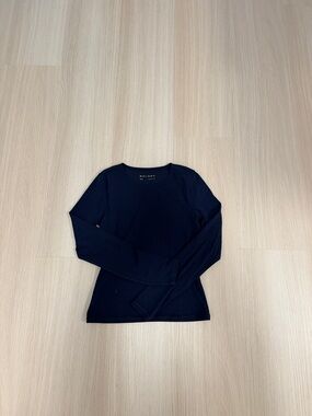 ARITZIA Golden Navy Long Sleeve Work out Top